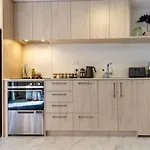 Sun Soaked Central Townhouse 2 Bed 2 Bath